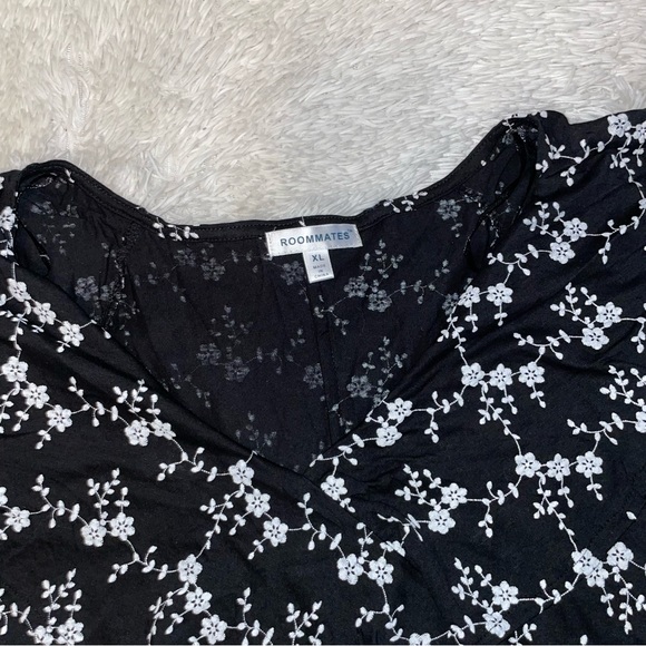 Nwt Roommates white Floral Top ruffle Bodysuit Size X-Large black v-neck button - Picture 6 of 10